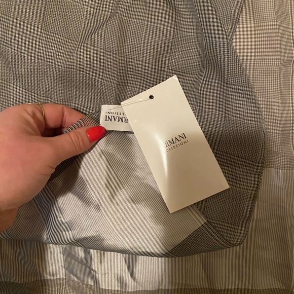 New with tags Giorgio Armani 100% silk scarf - Picture 4 of 4